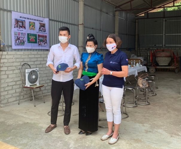 Ms. Robyn Mudie (1st from the right), visited Mr. Do Duc Thang (1st from the left), Director of Dien Bien Livestock Cooperative in Thanh Yen commune, Dien Bien district, Dien Bien province. Photo: Pham Van Hung.