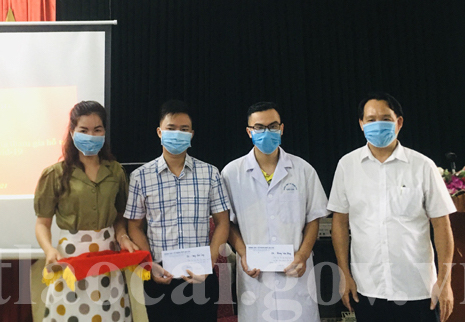 Trung tâm Y tế thành phố Lào Cai tặng quà cán bộ tham gia hỗ trợ chống dịch Covid-19 tại Bắc Giang. Ảnh: L.A