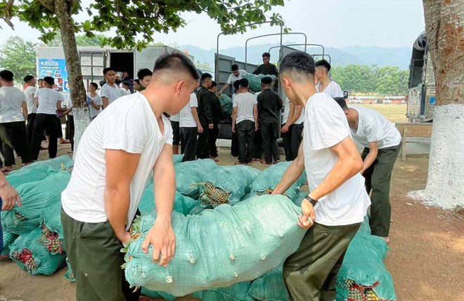 Người Điện Biên tặng nông sản đặc trưng cho lực lượng diễu binh, diễu hành
