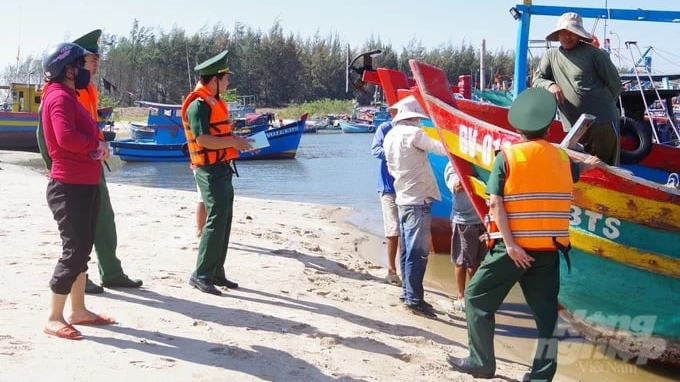 Training for 100 fishermen on removing IUU yellow card