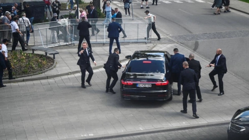 Thủ tướng Slovakia bị ám sát khi bắt tay người ủng hộ