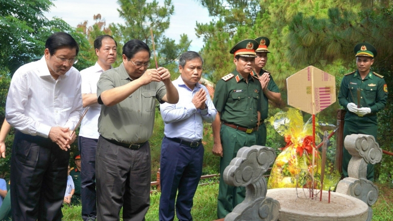 Thủ tướng Phạm Minh Chính dâng hương, viếng mộ Đại tướng Võ Nguyên Giáp