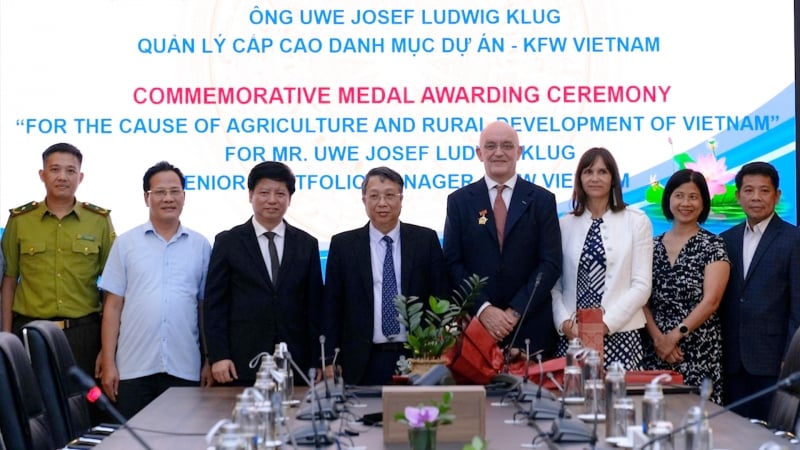 Bộ NN-PTNT trao Kỷ niệm chương cho ông Uwe Josef Ludwig Klug