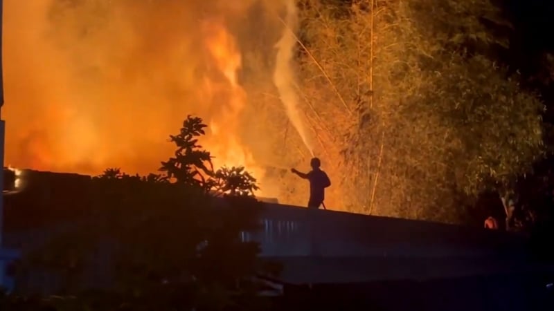 Cháy xưởng gỗ kèm theo tiếng nổ lớn