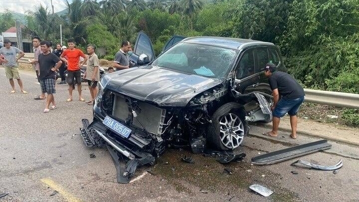 Xe của Sở Tư pháp Khánh Hòa va chạm xe bồn khiến 4 người bị thương