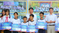 Thắp sáng ước mơ cho học sinh nghèo đến trường