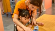 Khi trẻ em vui chơi trong thành phố hòa bình