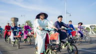 Mang áo dài đạp xe vì môi trường