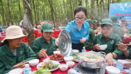 Bài 1: Công nhân cao su vững lòng bên dòng nhựa trắng vùng biên