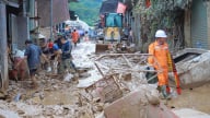 Người dân vùng 'rốn lũ' Nghệ An nhọc nhằn khắc phục hậu quả