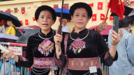 Mưa không ngăn nổi dòng người chờ xem sơ duyệt diễu binh