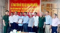 Trao tiền hỗ trợ xây dựng 2 nhà tình nghĩa tại xã Quỳnh Phú, Nghệ An