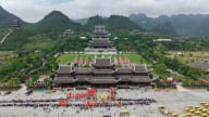 Người dân cung rước xá lợi Đức Phật về chùa Tam Chúc