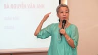 Người phụ nữ trong gam màu trắng