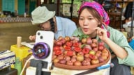 Mận hậu Phiêng Khoài lên... máy bay