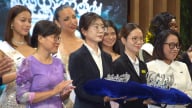 Giới thiệu vương miện và trao băng đeo cuộc thi hoa hậu, nam vương