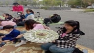 Trải nghiệm làm bánh khúc độc đáo trong tour du lịch miễn phí Bắc Ninh