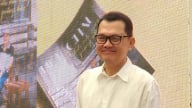 Nghệ sĩ Hữu Châu bồng bềnh trong chiếc nôi vàng giông bão