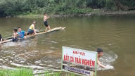 Cá mát Nặm Cướm ấm lòng dân bản no mắt khách tham quan