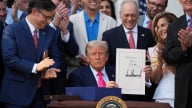 Ông Trump ký duyệt 'Đạo luật To Đẹp' về thuế và chi tiêu