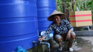 Người dân Trà Vinh tích cực trữ nước mưa ứng phó hạn, mặn