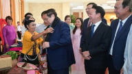 Thủ tướng thăm các gian hàng OCOP, nhận khăn thổ cẩm của đồng bào Thái