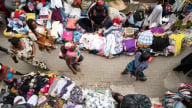'Thời trang nhanh' đẩy Ghana vào thảm họa rác dệt may
