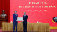 Đồng chí Phùng Đức Tiến nhận Huy hiệu 30 năm tuổi Đảng