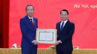 Đồng chí Phùng Đức Tiến nhận Huy hiệu 30 năm tuổi Đảng