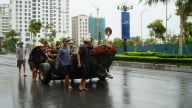 Cơ bản xử lý sự cố mất điện, hối hả đưa tàu thuyền lên bờ