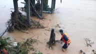 Lũ lên hơn 10 mét, cán bộ thủy văn Nghệ An căng mình quan trắc