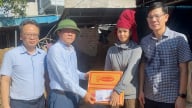 Cục Quản lý đê điều và PCTT thăm, tặng quà bà con vùng lũ Sơn La