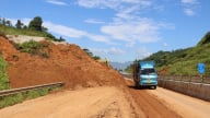 Sạt lở đất gây chia cắt giao thông tuyến Lào Cai - Nội Bài