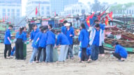 Đoàn thanh niên phường Nam Sầm Sơn làm sạch bờ biển