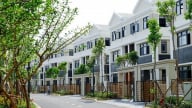 Tâm lý nhà đầu tư giằng co mua bán bất động sản