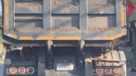 Chấn chỉnh nạn xe tải chở cát gây vương vãi