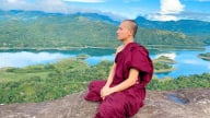 Đối diện nỗi buồn để không khóc giữa nhân gian