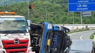 Xe tải chở thép bị lật, 2 người tử vong