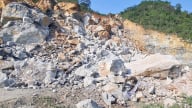 Mỏ đá đổ sập vùi lấp 2 máy xúc chưa rõ nguyên nhân