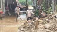 Chuyện sau lũ: [Bài 3] Sạch lại môi trường