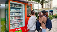 Nutifood tiên phong triển khai máy bán kem tự động