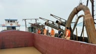 Bắt giữ 2 tàu khai thác cát trái phép trên sông Hồng