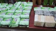 Bắt vụ vận chuyển 60 bánh heroin và 37kg ma túy đá