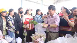 Nghĩa tình phiên chợ 0 đồng nơi vùng cao