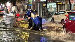 Mưa xối xả, nhiều tuyến đường ở Đà Nẵng ngập trong biển nước