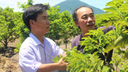 Đi tới tận ruộng đồng cùng nông dân
