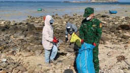 Thu gom rác làm sạch bờ biển, lan tỏa hành động xanh