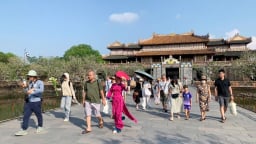 Hàng trăm ngàn du khách đổ về Huế nghỉ lễ 30/4 - 1/5