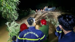 Lũ lớn trong đêm khuya, 4 người dân được cứu sống