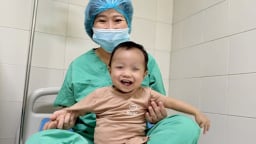 Bé trai 15 tháng tuổi ‘chiến thắng tử thần’ sau ca ghép gan tại Huế
